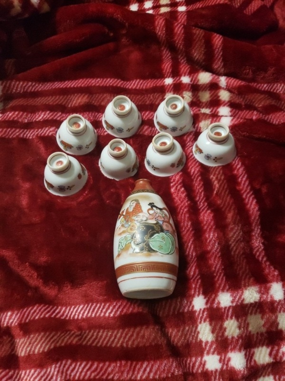 Vintage Japanese Kutani ware sake bottle, known as a Tokkuri